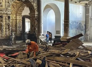109929307-teto-da-igreja-de-sao-francisco-desaba-em-salvador.-foto-defesa-civil-de-salvador_copiar.jpg