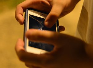 180515_-_jovem_celular_0829.jpg 180515_-_jovem_celular_0829.jpg