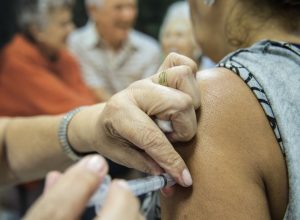 912446-agencia20brasil_dia20d_vacinaC3A7C3A3o20contra20a20gripe_mcam-3.jpg