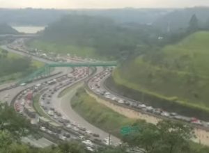 Anchieta-no-km-27-congestionada-na-manha-deste-sabado-28.-Foto-Policia-Militar.jpg