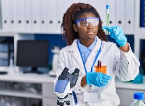 cientista-afro-americana-segurando-tubo-de-ensaio-no-laboratorio_839833-8926.jpg
